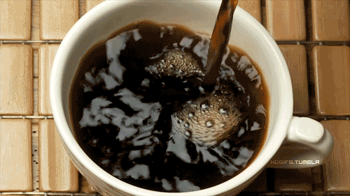 Nalewanie kawy z ekspresu
